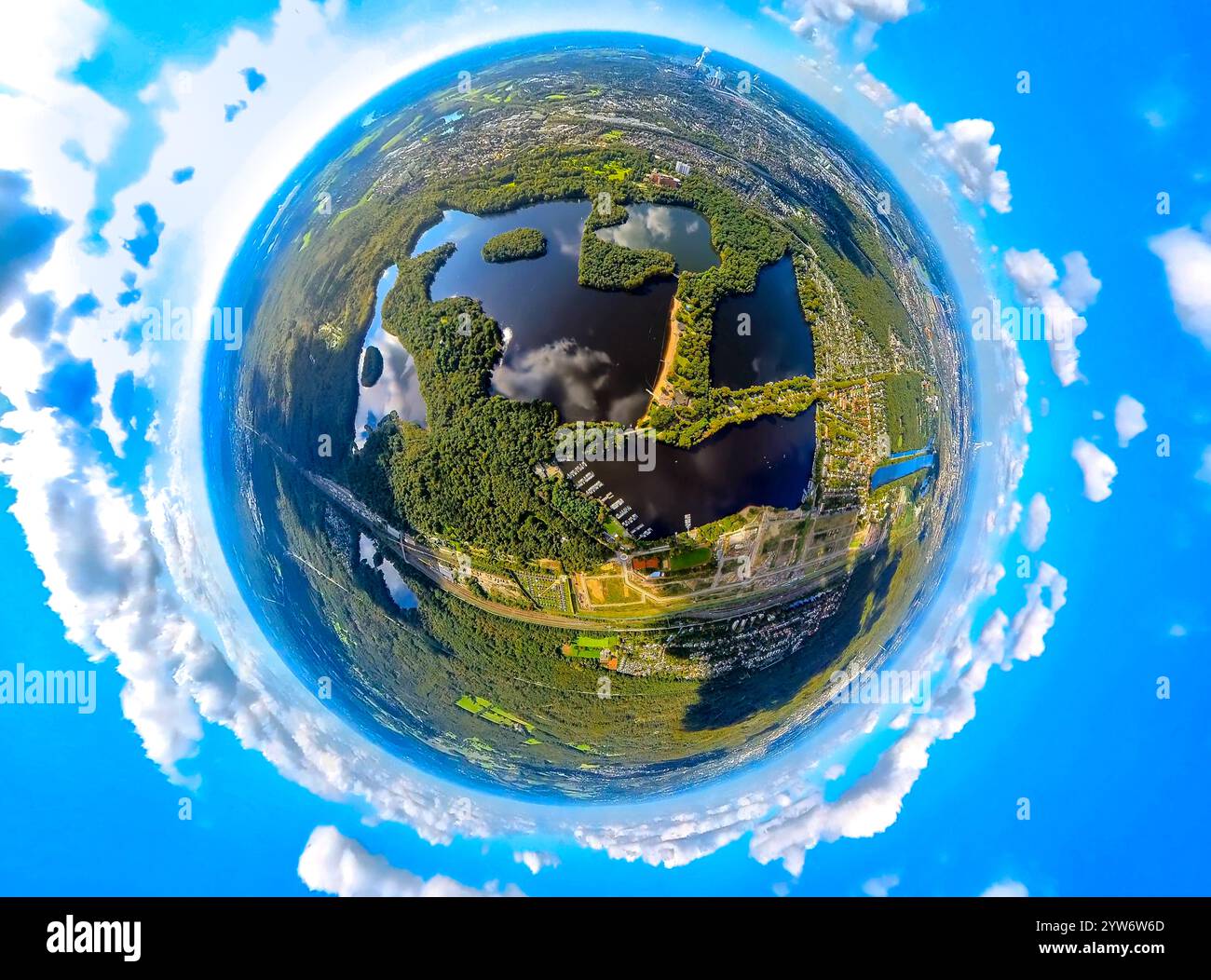 Vista aerea, Sechs-seen-Platte Wedau, foresta e area ricreativa, globo, immagine fisheye, immagine a 360 gradi, mondo minuscolo, piccolo pianeta, immagine fisheye, noi Foto Stock