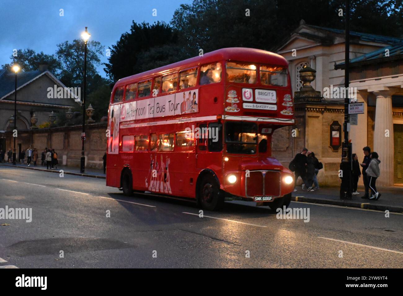 Autobus a due piani per la sala da tè di Londra Foto Stock