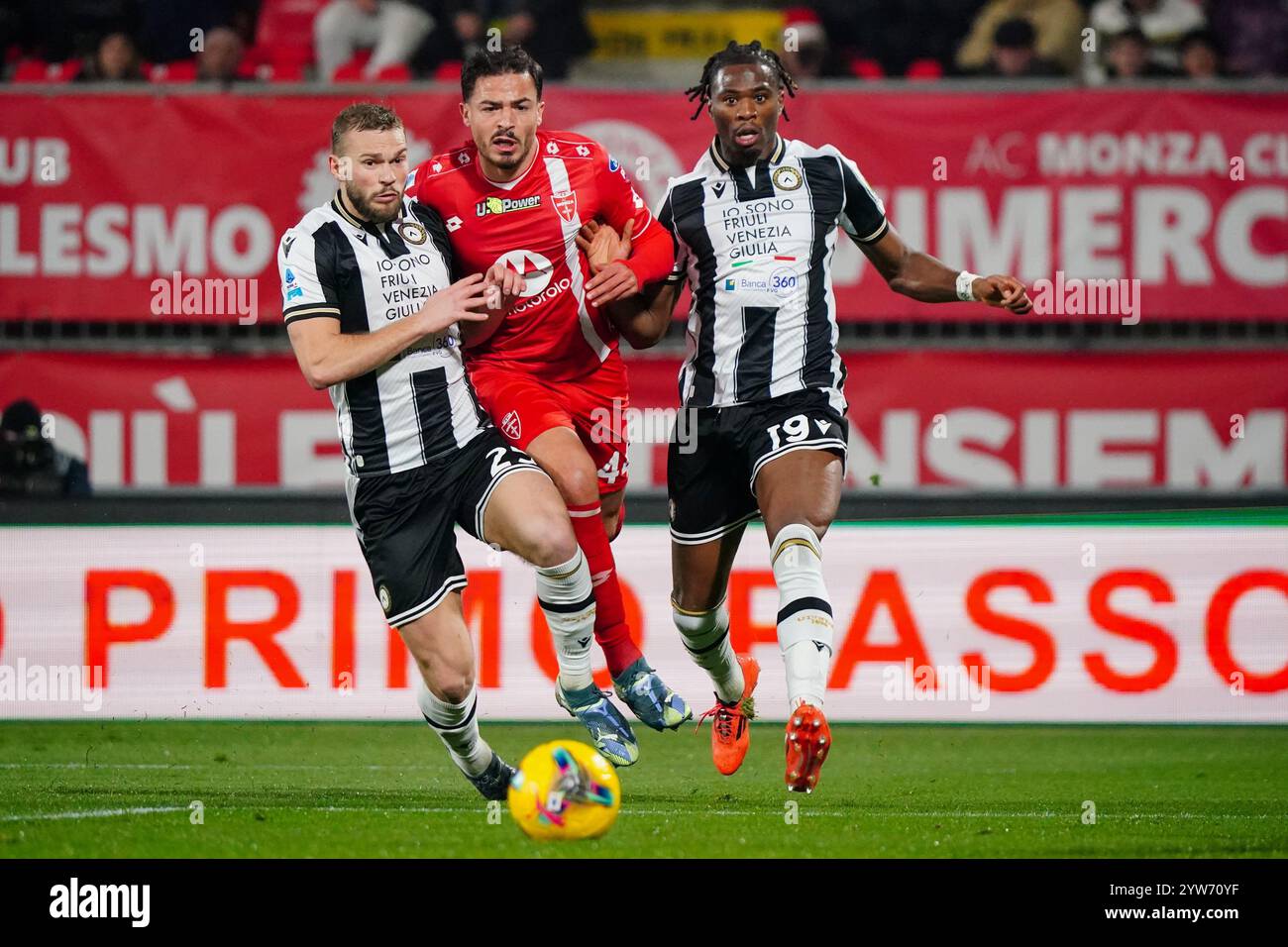 Monza, Italia. 9 novembre 2024. Jesper Karlstrom (Udinese calcio), Andrea carboni (AC Monza) e Kingsley Ehizibue (Udinese calcio) durante la partita di campionato italiano di serie A tra AC Monza e Udinese calcio il 9 novembre 2024 all'U-Power Stadium di Monza. Crediti: Luca Rossini/e-Mage/Alamy Live News Foto Stock