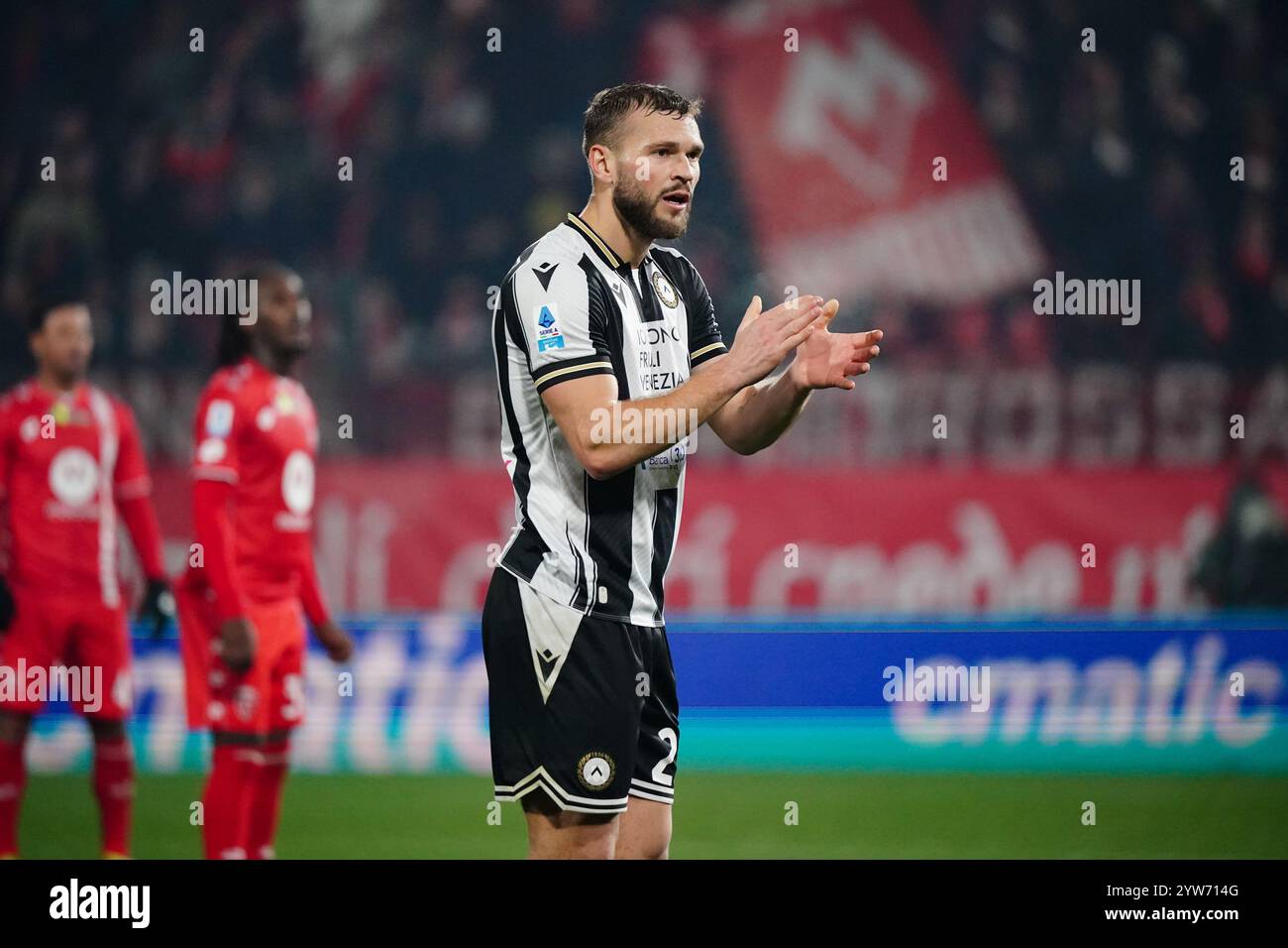 Monza, Italia. 9 novembre 2024. Jesper Karlstrom (Udinese calcio) batte le mani durante il campionato italiano di serie A tra AC Monza e Udinese calcio il 9 novembre 2024 allo stadio U-Power di Monza. Crediti: Luca Rossini/e-Mage/Alamy Live News Foto Stock