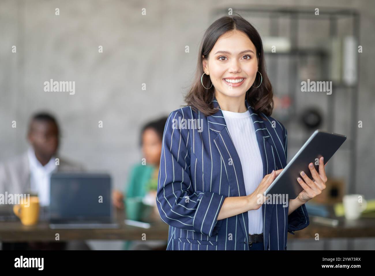 Incontro d'affari di successo con un team internazionale diversificato in un ufficio moderno Foto Stock