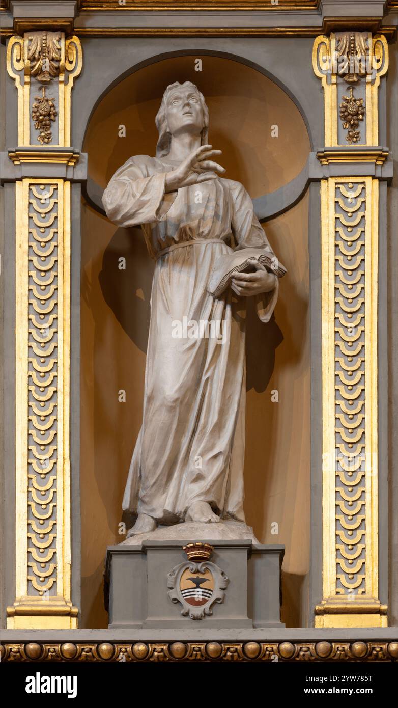 VOGHERA, ITALIA - 12 SETTEMBRE 2024: Statua di San Giovanni Evangelista a Domo - Collegiata di San Lorenzo di Antonio Minghetti (1912). Foto Stock