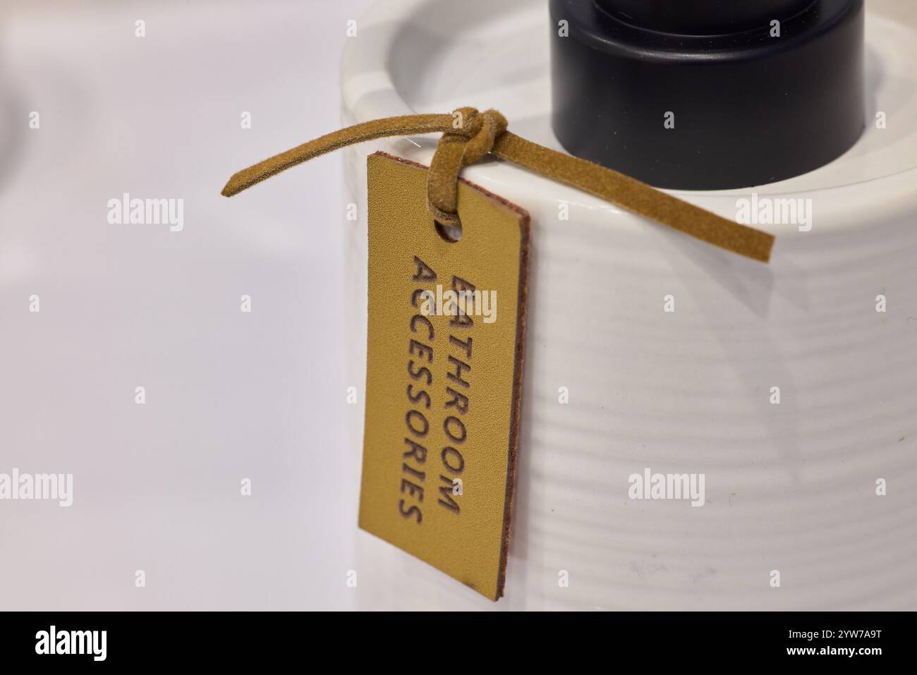 Scopri gli eleganti accessori per il bagno con tag decorativi per valorizzare il tuo arredamento Foto Stock