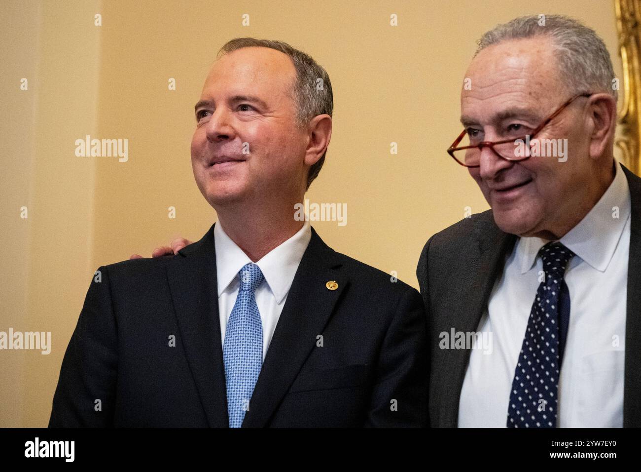Washington, Stati Uniti. 9 dicembre 2024. Il senatore Chuck Schumer (D-N.Y.), il leader della maggioranza del Senato, a destra, e il senatore Adam Schiff (D-CA), a sinistra, posa per le foto dopo che il senatore Schiff ha giurato, al Campidoglio degli Stati Uniti, a Washington, DC, lunedì 9 dicembre, 2024. (Graeme Sloan/Sipa USA) credito: SIPA USA/Alamy Live News Foto Stock
