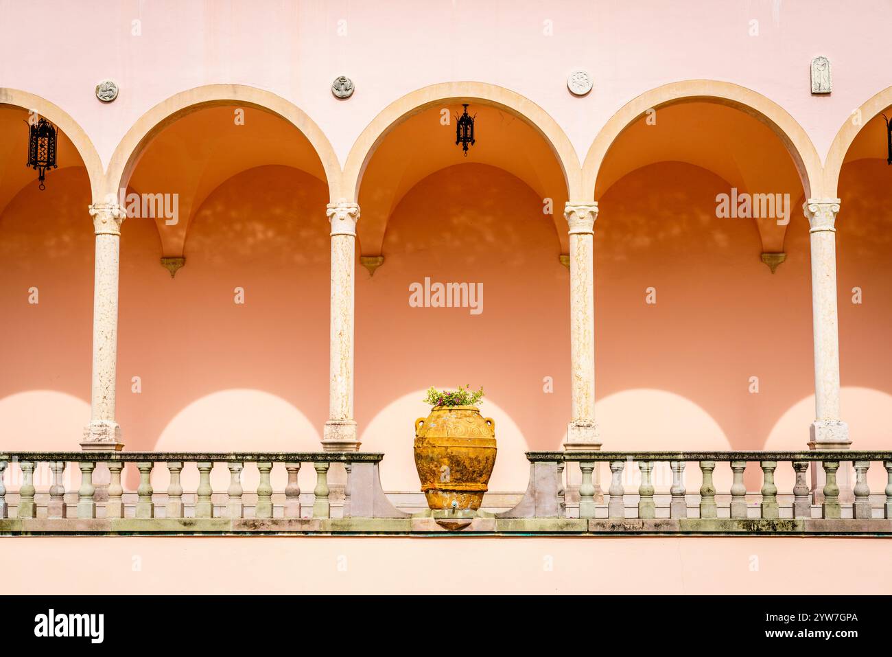 Dettagli architettonici di una galleria in stile rinascimentale italiano Foto Stock