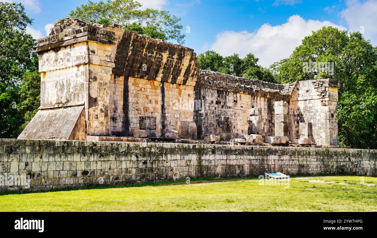 Rovine del Tempio Sud con rilievi degli dei serpenti sul grande campo da ballo o Juego de Pelota nel grande complesso Maya di Chichen Itza, Messico Foto Stock