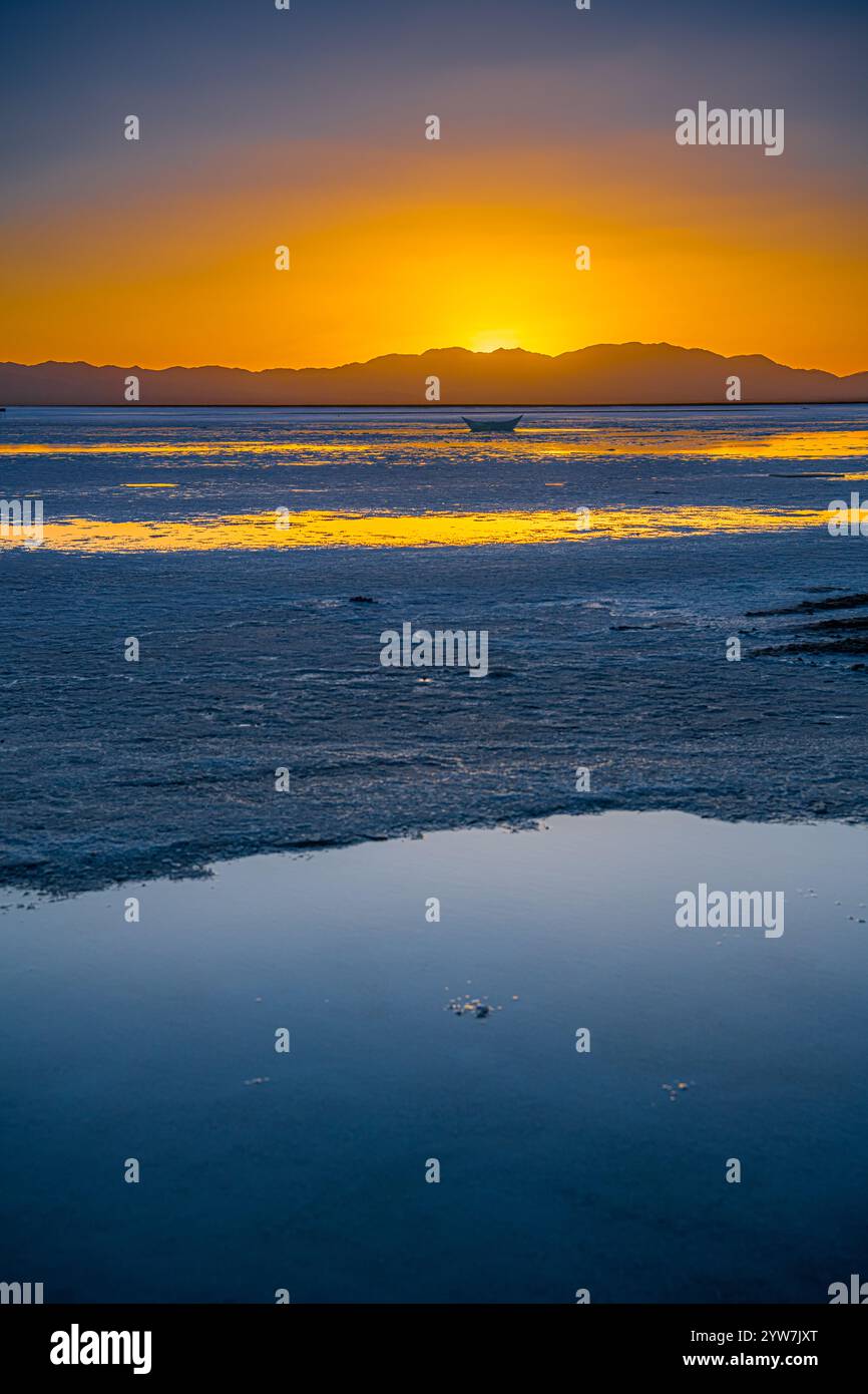 Un lago coperto di sale da un drone dall'alto. Questo è il lago Chaka in Cina, contiene grandi quantità di sale che rendono la maggior parte del lago duro. Foto Stock