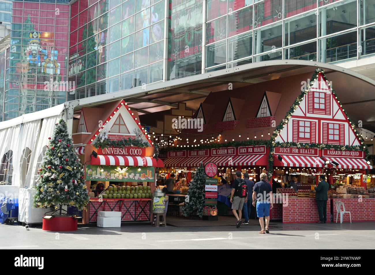 Bangkok, Thailandia - 26 novembre 2024: Famoso cibo di strada tailandese che si vende lungo il percorso, di fronte al Central World nella città di Bangkok Foto Stock