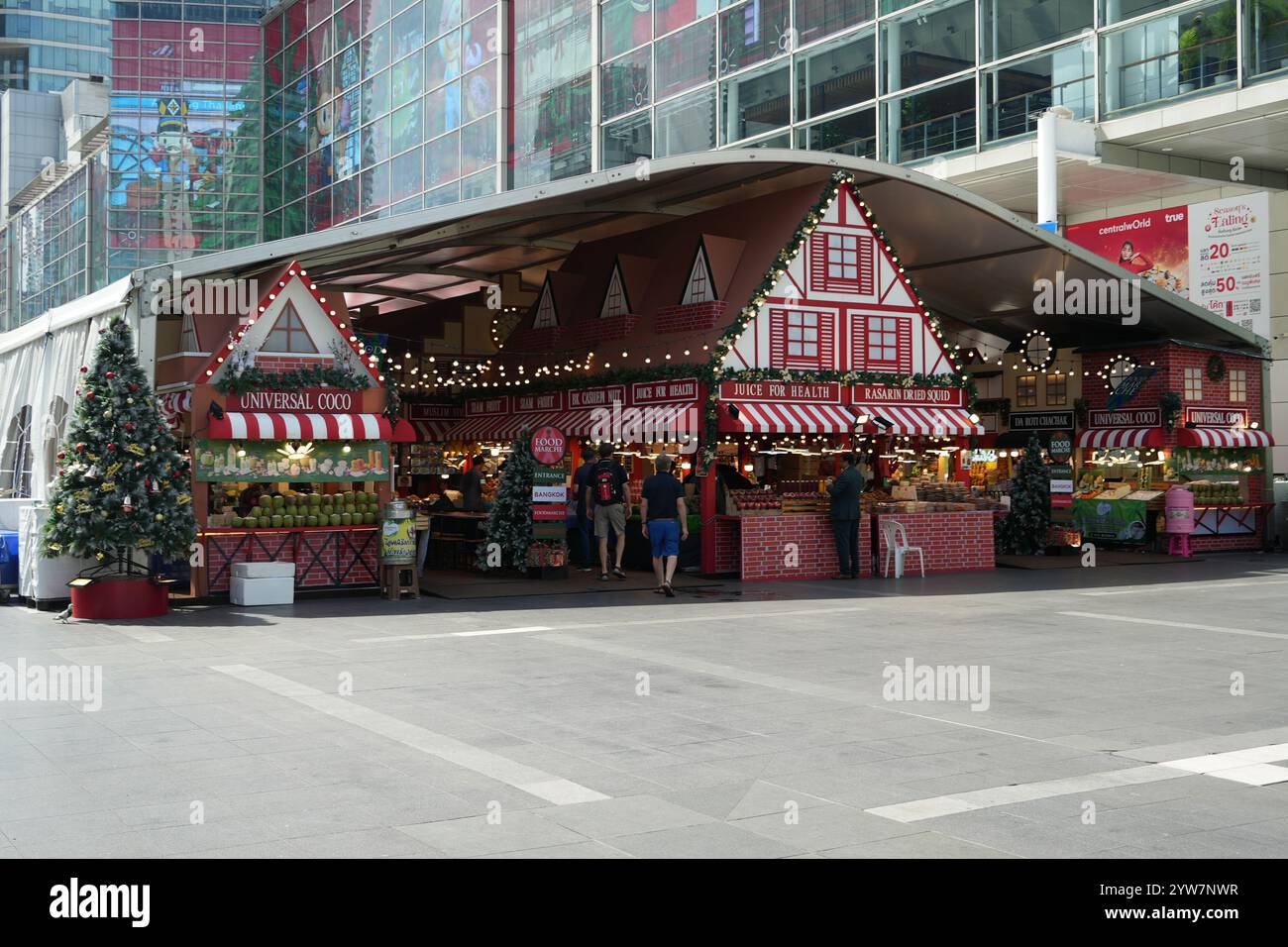 Bangkok, Thailandia - 26 novembre 2024: Famoso cibo di strada tailandese che si vende lungo il percorso, di fronte al Central World nella città di Bangkok Foto Stock