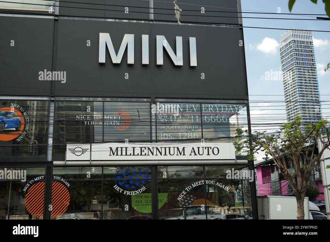 Bangkok, Tailandia - 26 novembre 2024: Millennium auto building facade, Millennium auto è un rivenditore autorizzato Mini in Tailandia. Foto Stock