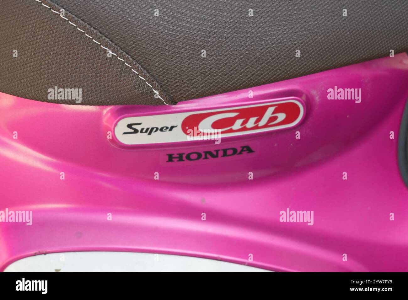 Bangkok, Tailandia - 26 novembre 2024: Logo Honda Super Cub, classico motociclistico con concept stile retrò. Foto Stock