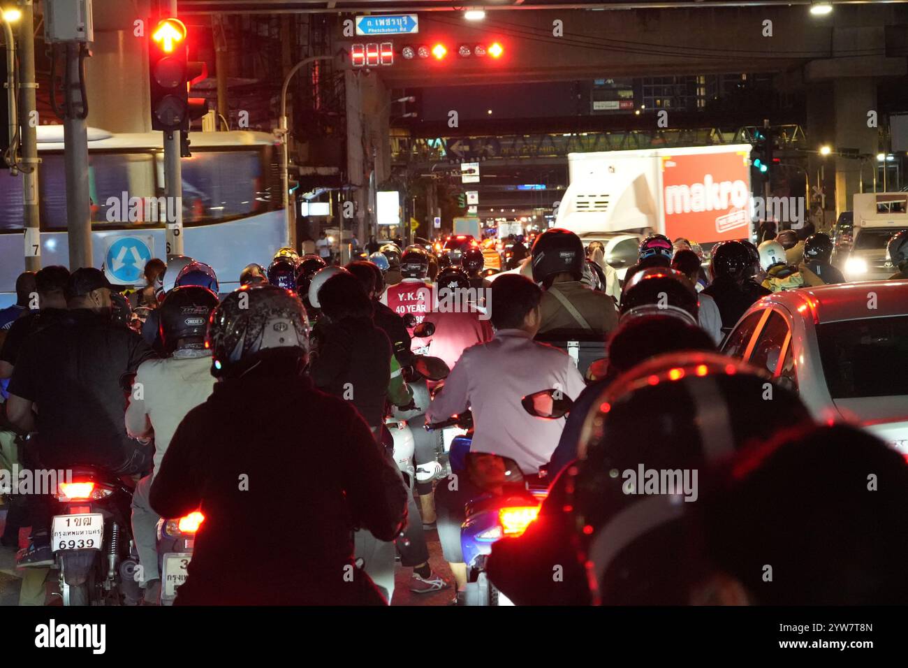 Traffico notturno nella città di Bangkok in Thailandia Foto Stock