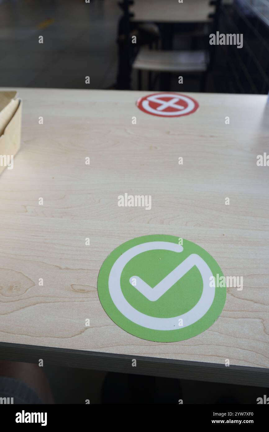 adesivi di distanziamento fisico sul tavolo da pranzo Foto Stock