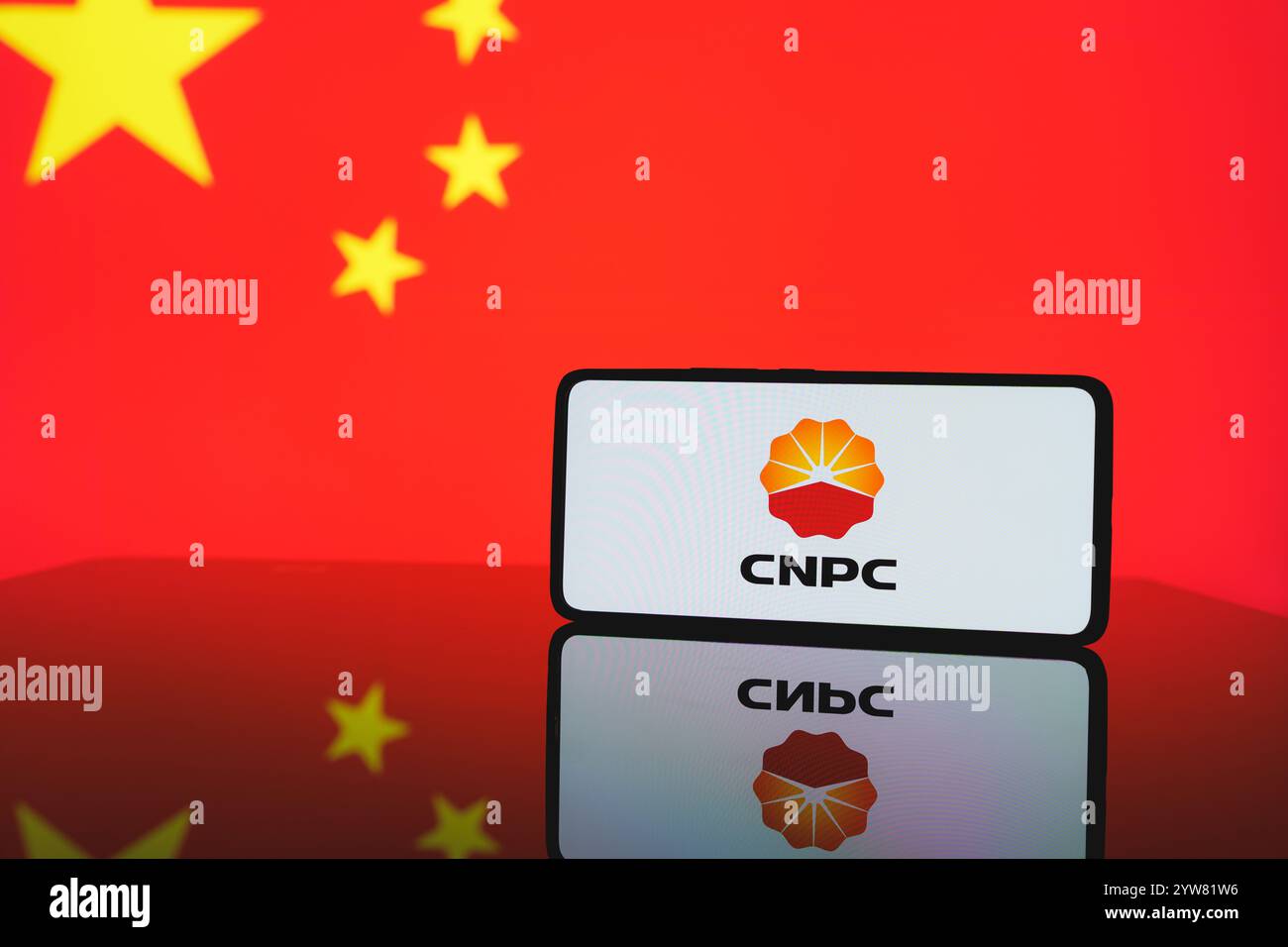 Logo China National Petroleum Corporation visualizzato sulla China Flag. 6 dicembre 2024 Foto Stock