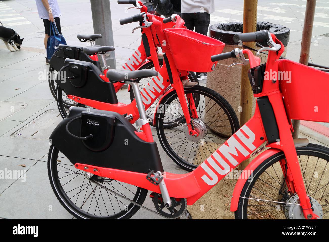 Colorate biciclette elettriche condivise Foto Stock