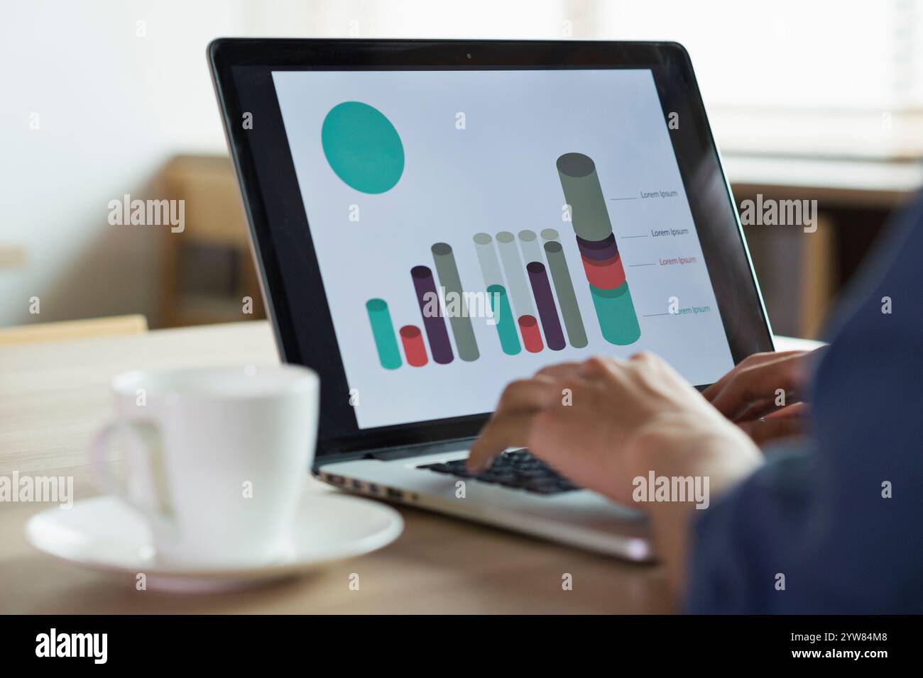 La mano di un uomo d'affari che gestisce un computer Foto Stock