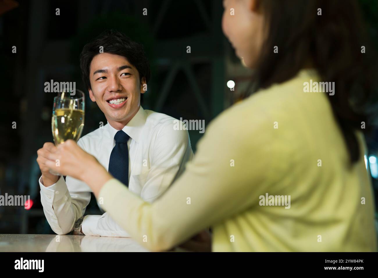 Le coppie brindano alla fine della giornata lavorativa Foto Stock