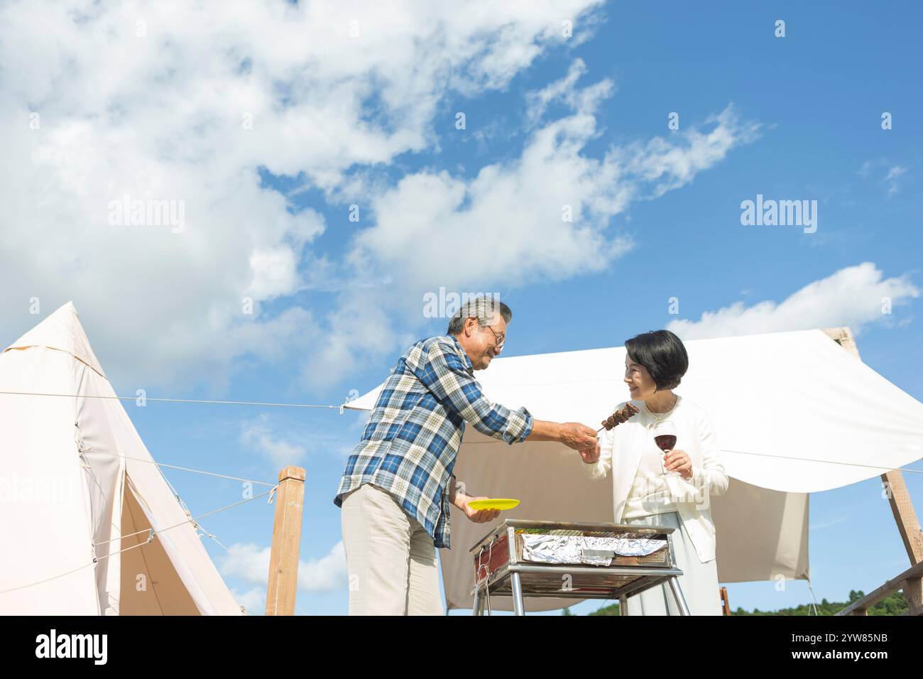 Coppia senior che si gode un barbecue Foto Stock