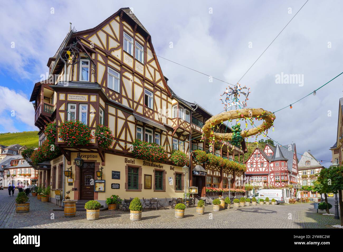 Bacharach, Germania - 10 ottobre 2024: Scena di strada con vari edifici, locali e visitatori, nella città di Bacharach, nella valle del Reno, nella Rhinela Foto Stock