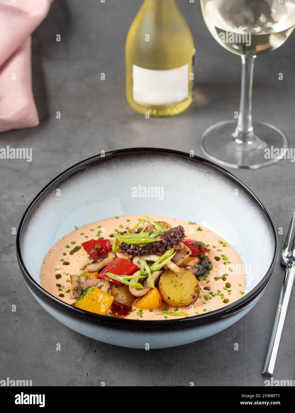 Polpo alla griglia con salsa cremosa, patate e verdure Foto Stock
