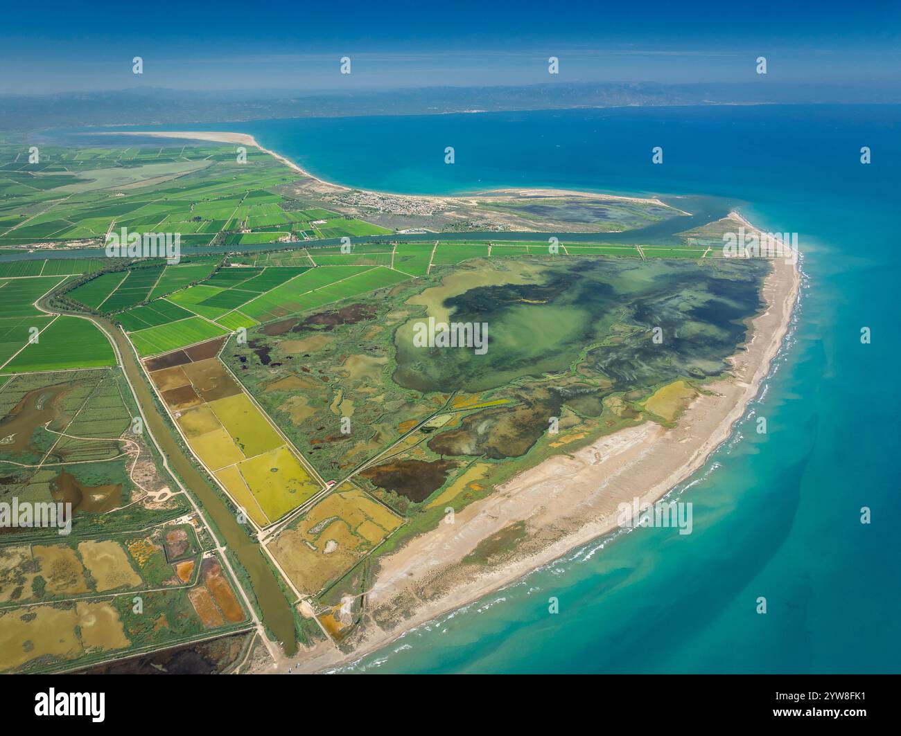 Vista aerea del Delta dell'Ebro tra la spiaggia, il fiume e la foce di Migjorn e l'isola di Buda e la foce del fiume Ebro in estate Foto Stock