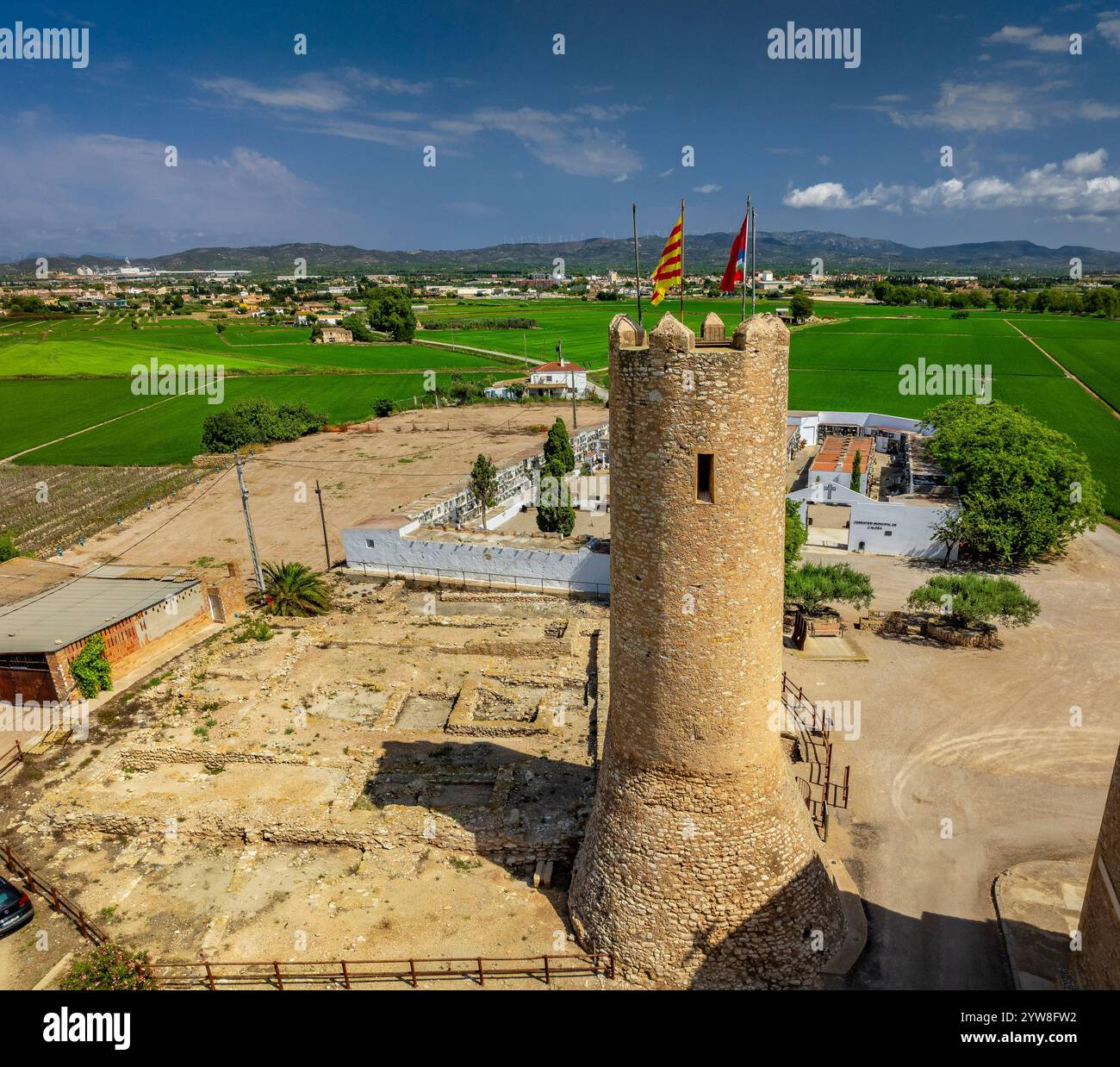 Vista aerea del castello, della torre e dell'eremo del Mare de Déu de l'Aldea e dei campi circostanti del Delta dell'Ebro in una mattina d'estate (Spagna) Foto Stock