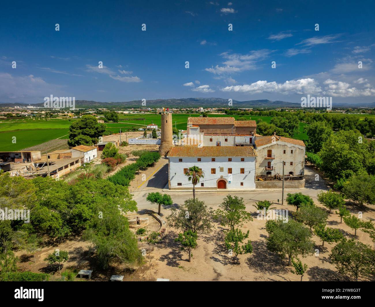 Vista aerea del castello, della torre e dell'eremo del Mare de Déu de l'Aldea e dei campi circostanti del Delta dell'Ebro in una mattina d'estate (Spagna) Foto Stock