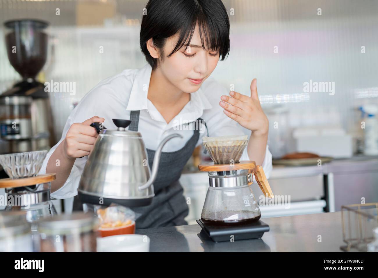 Il personale del Café Female prepara caffè Foto Stock