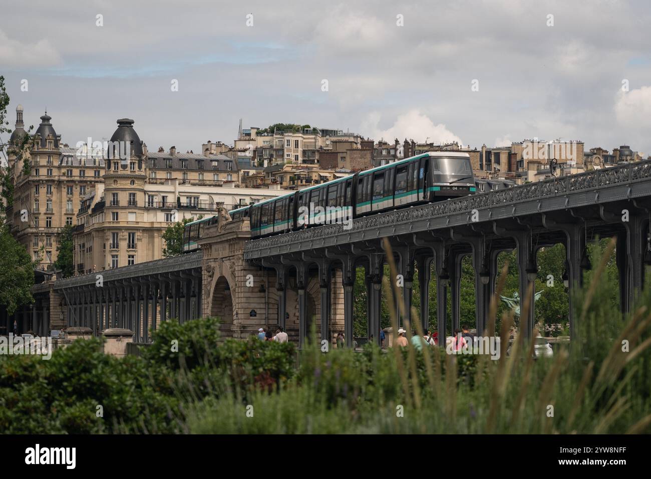Un treno della metropolitana attraversa il Pont de Bir Hakeim a Parigi, in Francia Foto Stock