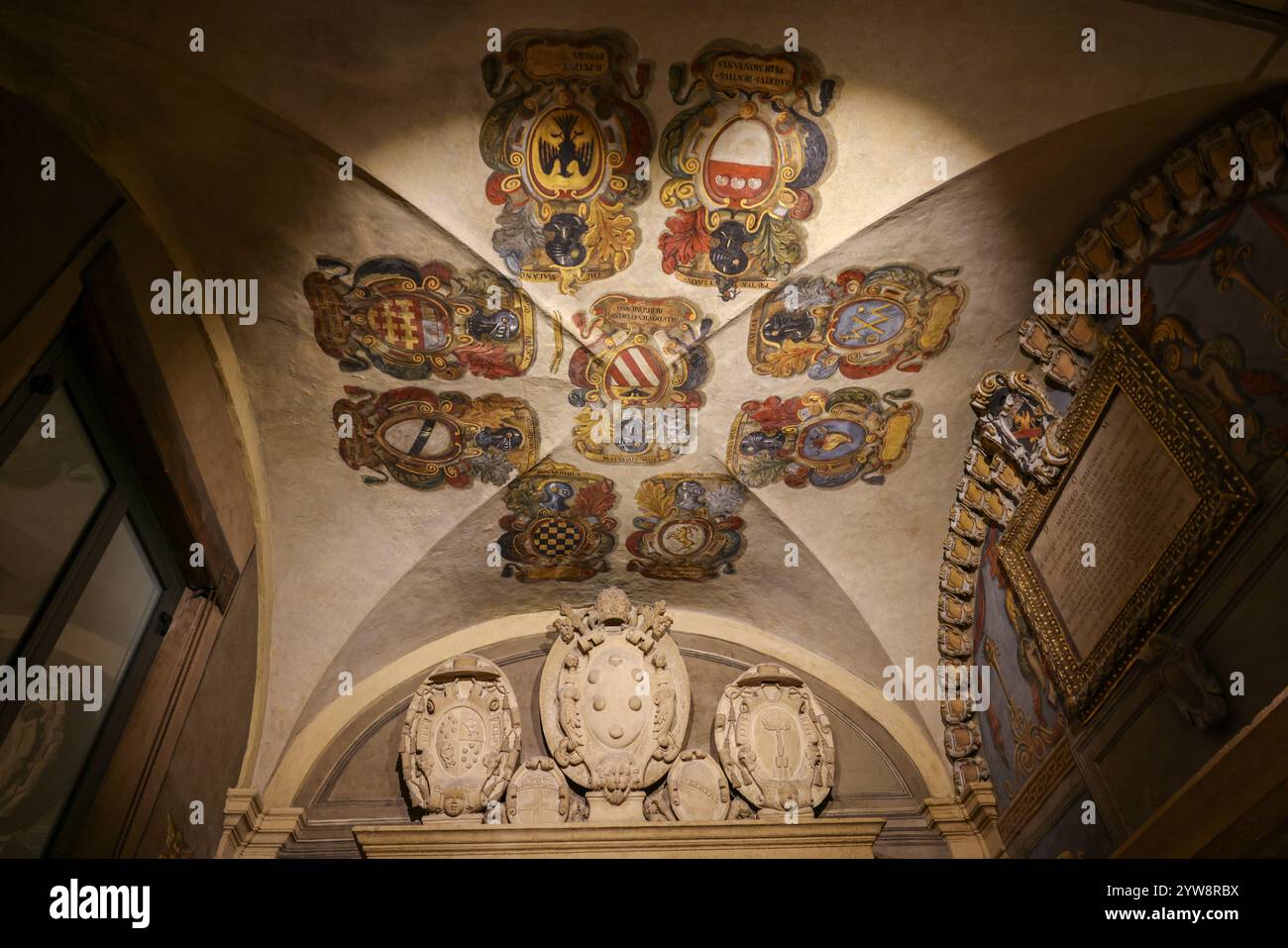 Bologna, Italia - 9 maggio 2024: Stemmi degli studenti della Biblioteca Comunale Archiginnasio, ex edificio principale dell'Università di Bologna Foto Stock