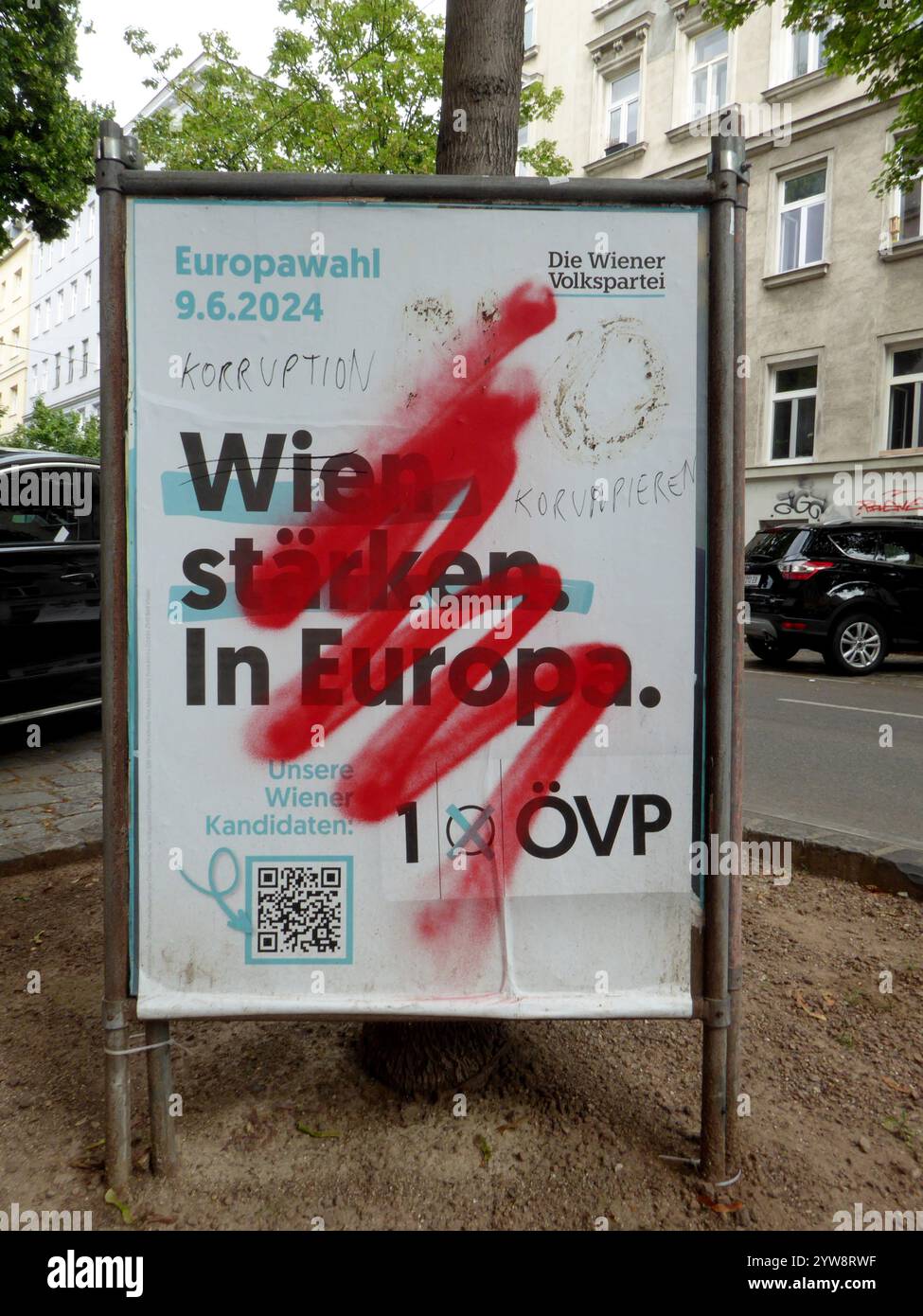Un poster della campagna elettorale dipinto a spruzzo deturpato per l'OVP, Vienna, Austria, giugno 2024 Foto Stock