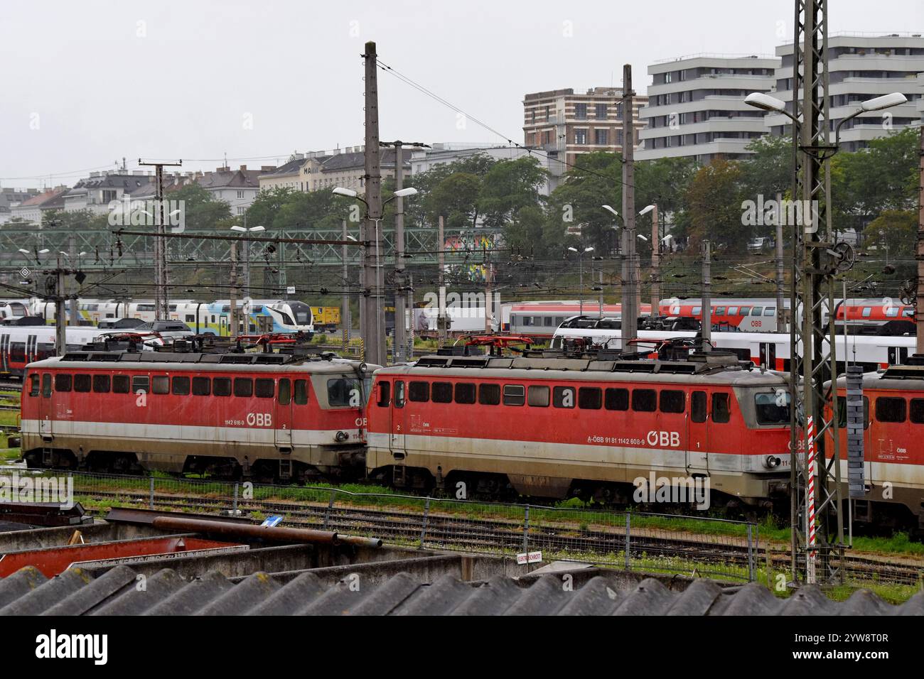 Locomotive elettriche e treni pendolari nei binari di stoccaggio presso il deposito ferroviario di Wien Westbahnhof, Vienna, Austria, giugno 2024 Foto Stock