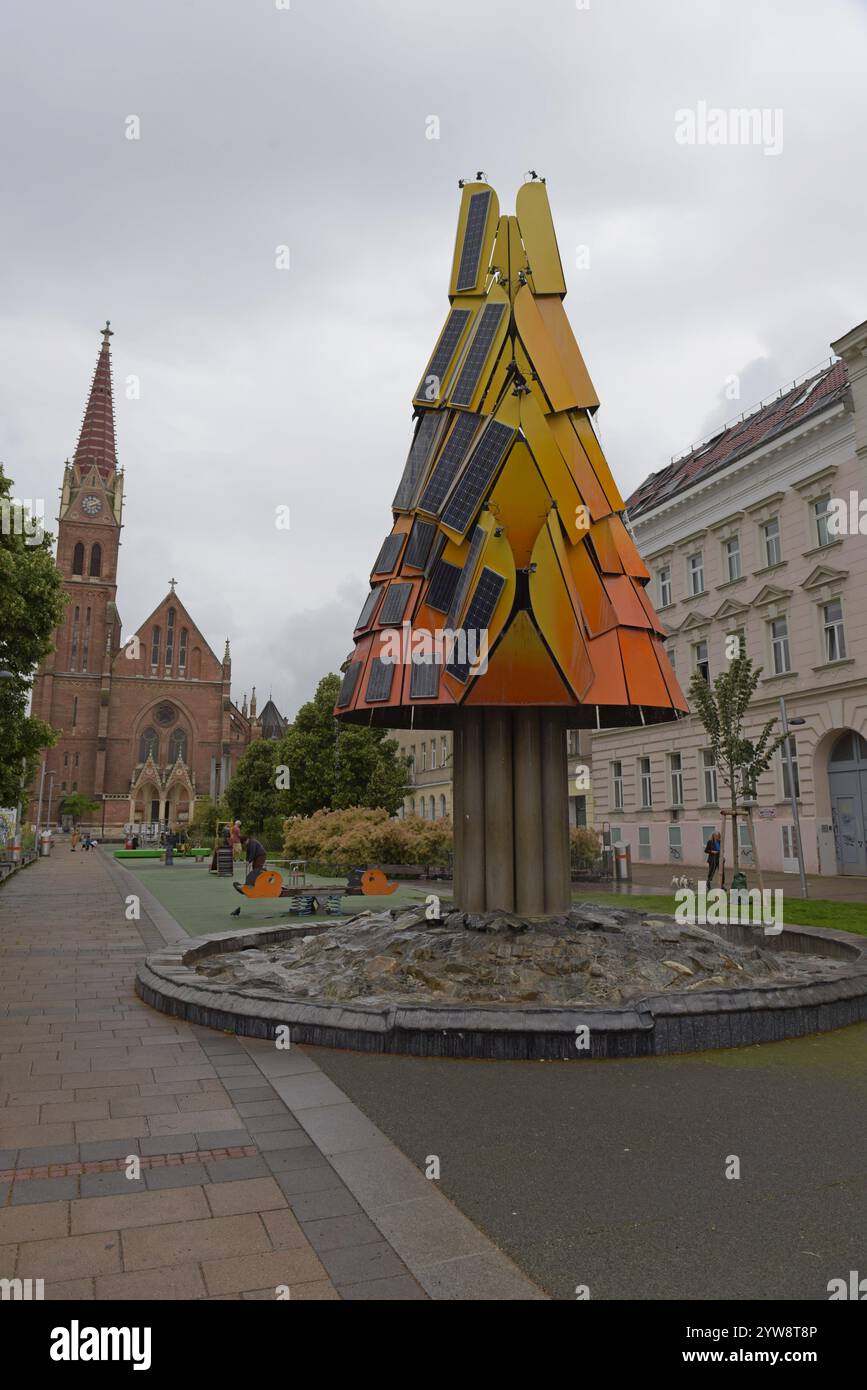 "Albero della vita", una scultura in metallo e pannelli solari di Hans Muhr, Huglgasse Kardinal Rauscher Platz, Vienna, Austria Foto Stock