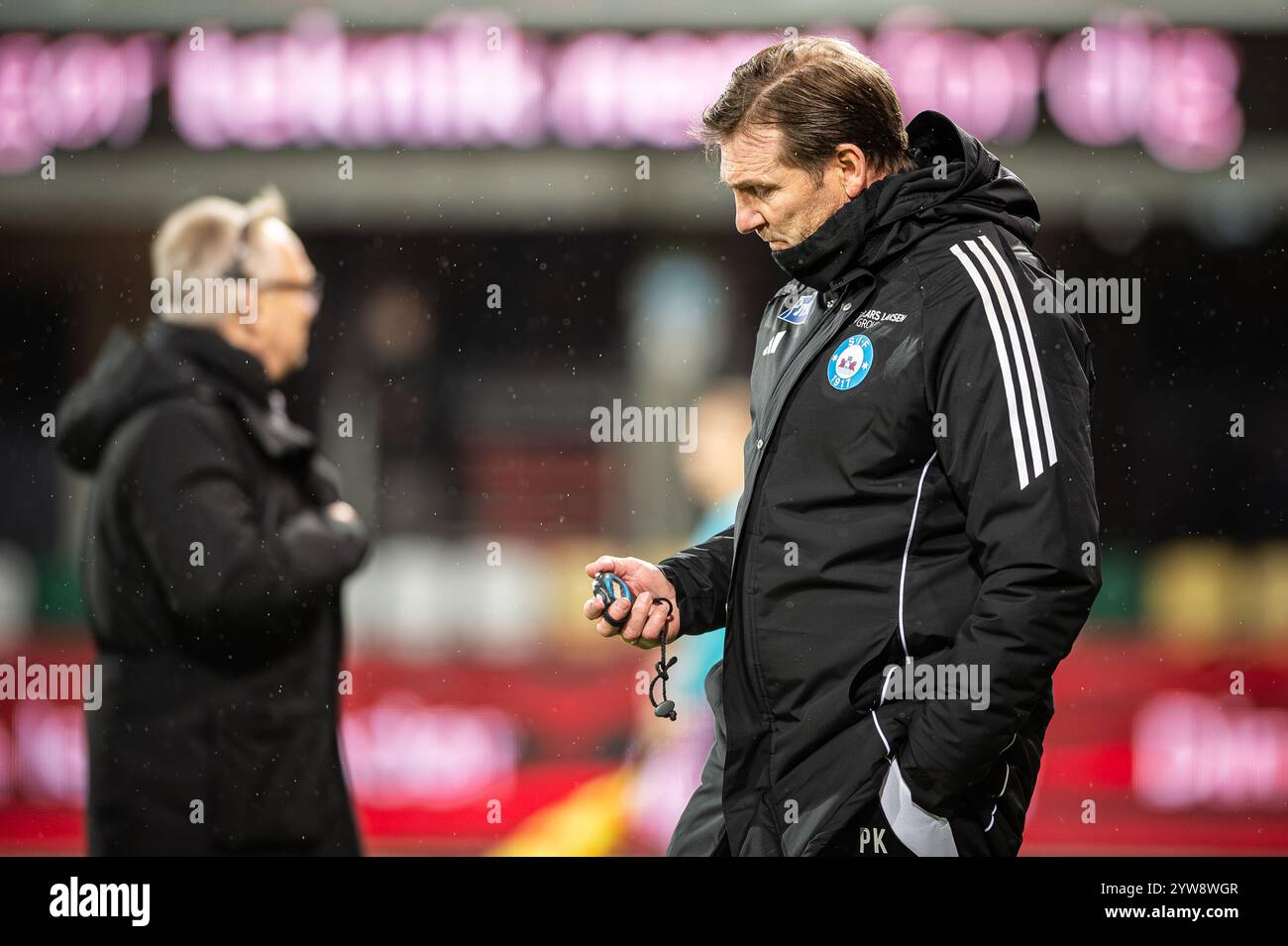 Silkeborg, Danimarca. 8 dicembre 2024. Assistente allenatore Peder Knudsen di Silkeborg SE visto durante la partita danese di Coppa Oddset tra Silkeborg IF e Aalborg BK al JYSK Park di Silkeborg. Foto Stock