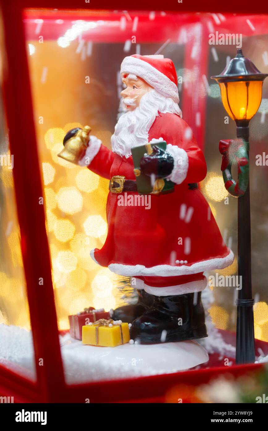 Babbo Natale con regali in mano Foto Stock