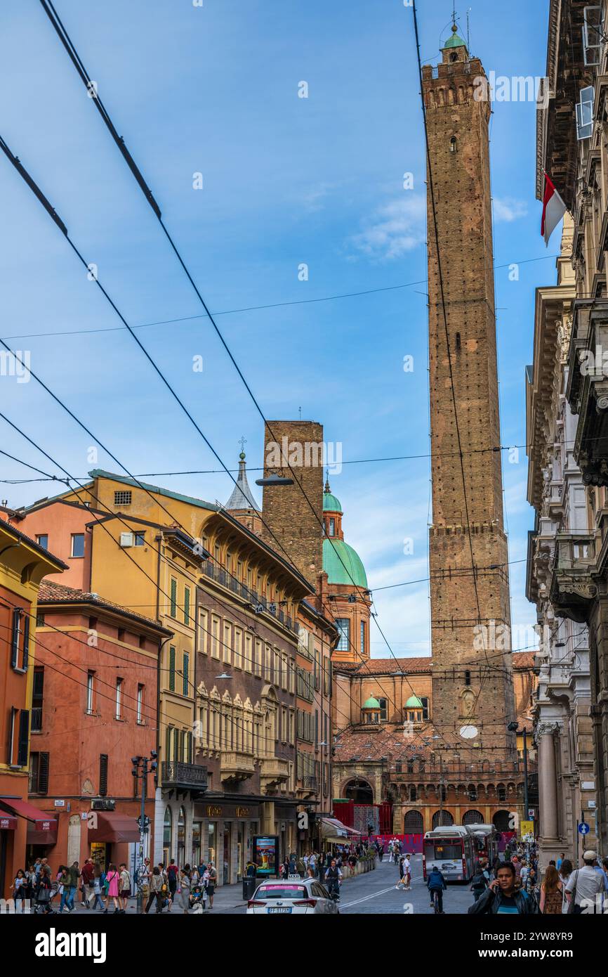 Due torri, Torr Garisenda e Torr Asinelli, viste da via Rizzoli nel centro storico di Bologna, regione Emilia-Romagna dell'Italia settentrionale Foto Stock