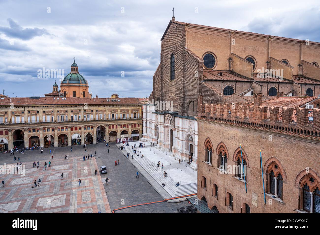 Vista sopraelevata della Basilica di San Petronio in Piazza maggiore nel centro storico di Bologna, regione Emilia-Romagna dell'Italia settentrionale Foto Stock