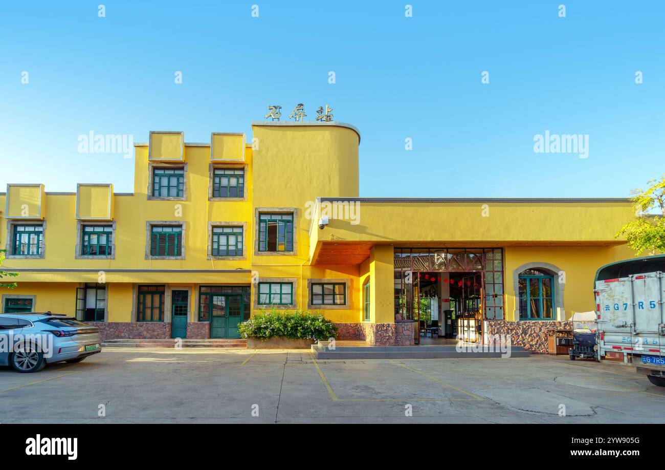 Yunnan, CINA - 2024 ottobre 26: Stazione ferroviaria di Shiping. Costruita nel 1915, la ferrovia è la prima ferrovia privata in Cina. Foto Stock