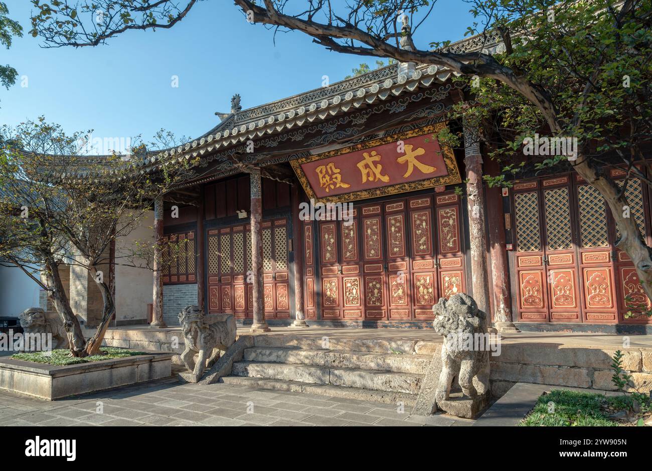 Yunnan, CINA - 2024 ottobre 26: Il Tempio Confuciano Shiping è stato costruito 680 anni fa ed è un importante sito del patrimonio culturale. Foto Stock