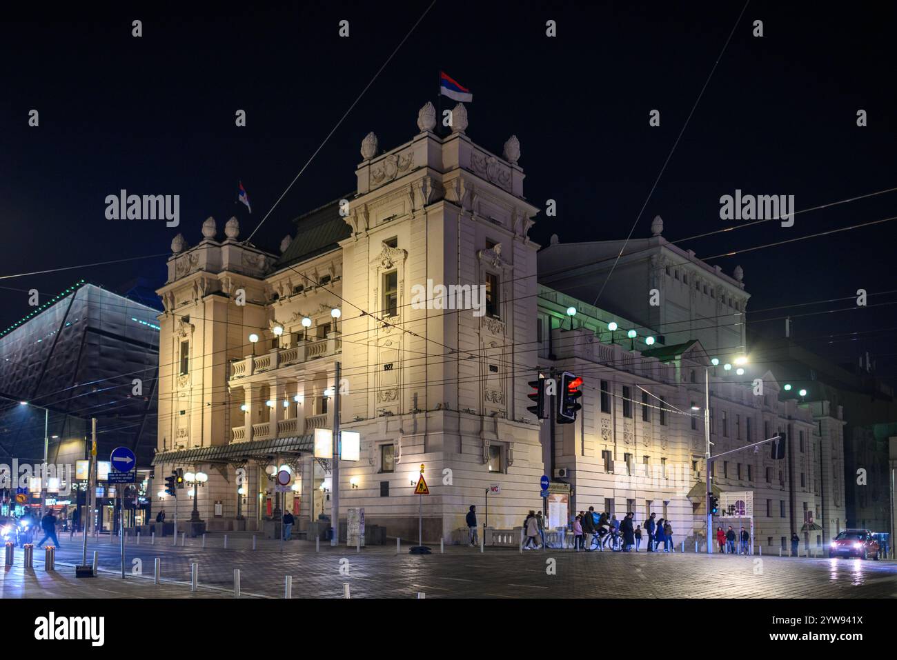 Vista notturna del Teatro Nazionale della Serbia nella Piazza della Repubblica a Belgrado, capitale della Serbia, l'8 novembre 2024 Foto Stock