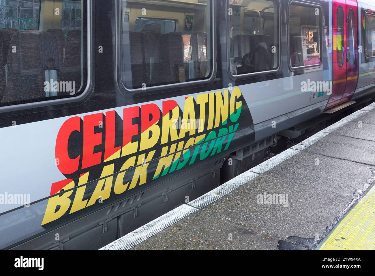 Celebra la storia nera il colorato striscione rosso giallo verde sulla carrozza ferroviaria Greater Anglia un evento annuale di ottobre per il 2024 ha visto Essex Regno Unito Foto Stock