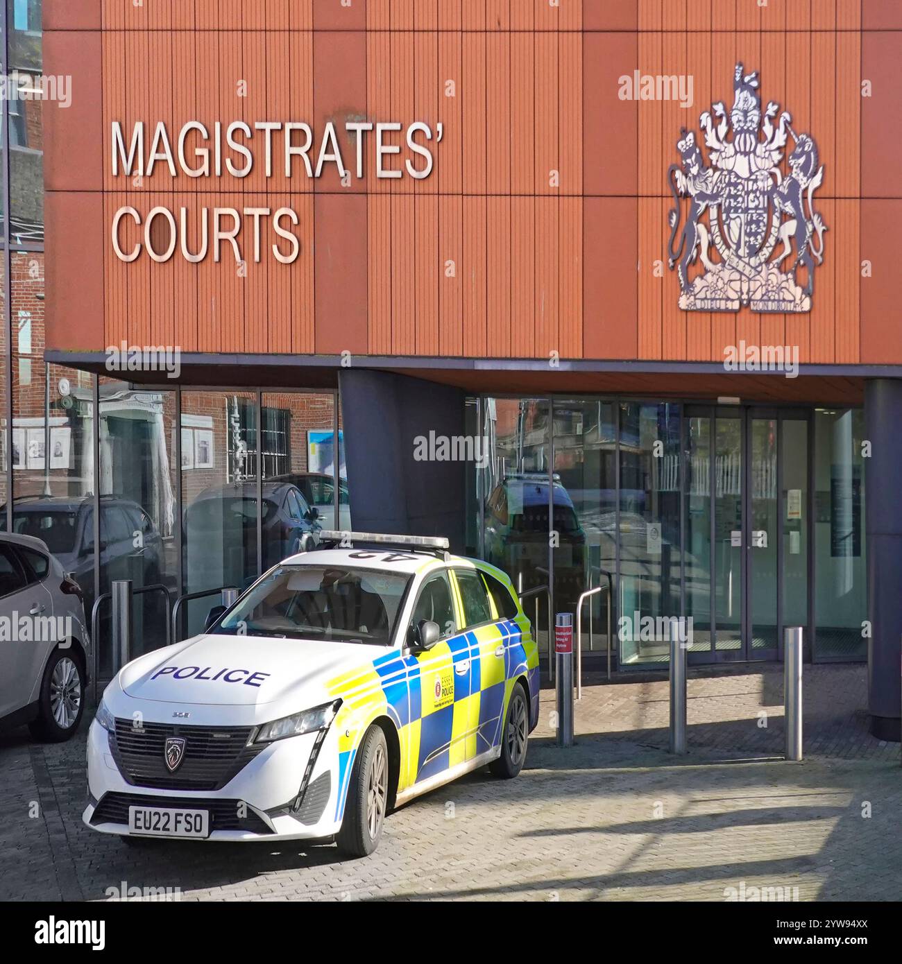 UK Law & Order and Justice at New Build Magistrates Courts Building & Coat of Arms at Colchester Town ha parcheggiato la pattuglia della polizia Essex in Inghilterra Regno Unito Foto Stock
