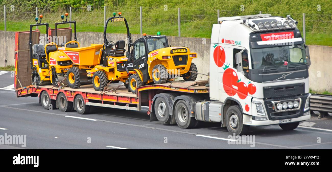 Appaltatore di trasporti autocarro hgv semi-rimorchio articolato con caricatore basso che trasporta attrezzature edili pesanti che guidano l'autostrada M25 Inghilterra Regno Unito Foto Stock