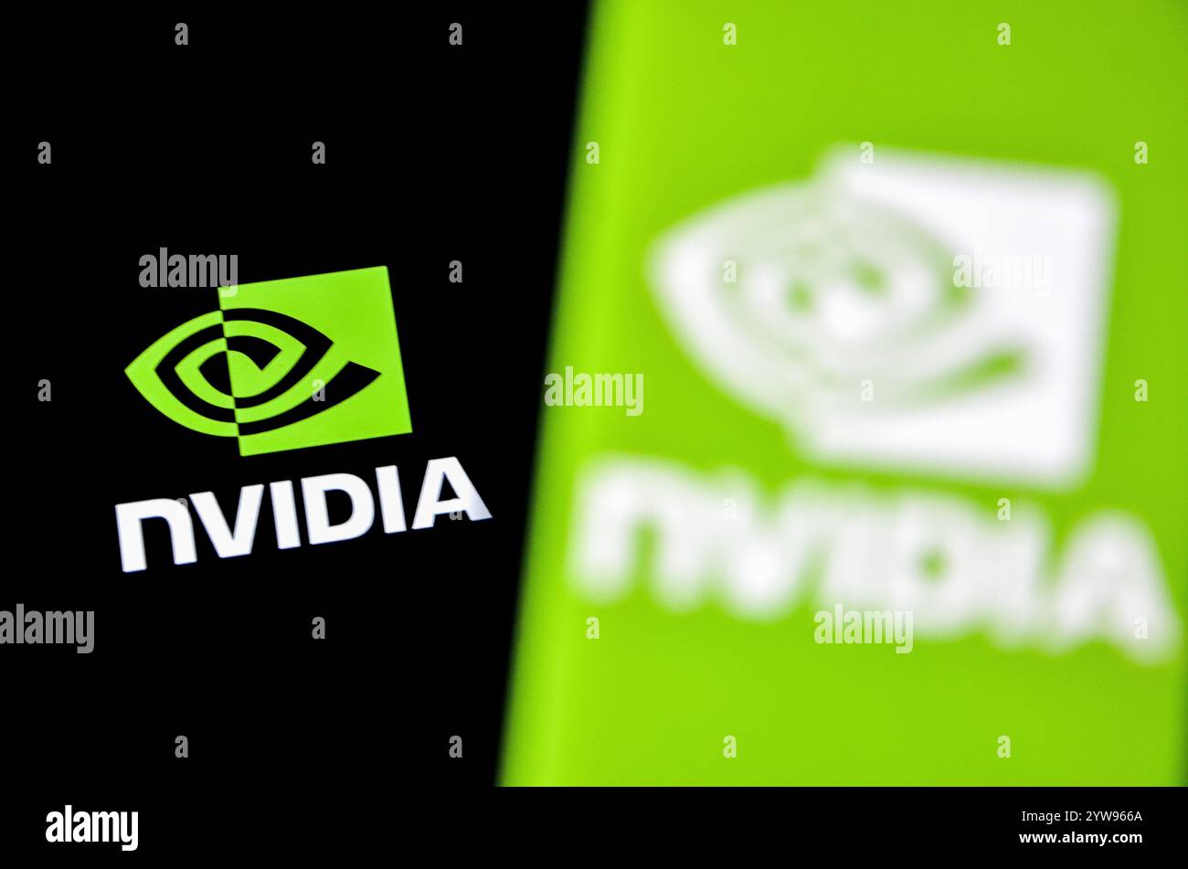 9 dicembre 2024: Tunisi, Tunisia. 9 dicembre 2024. Immagine del logo Nvidia su uno smartphone e sullo sfondo. La Cina ha lanciato un'indagine antitrust presso la multinazionale americana Nvidia per presunte violazioni della legge antimonopolio del paese (Credit Image: © Hasan mrad/IMAGESLIVE via ZUMA Press Wire) SOLO PER USO EDITORIALE! Non per USO commerciale! Foto Stock