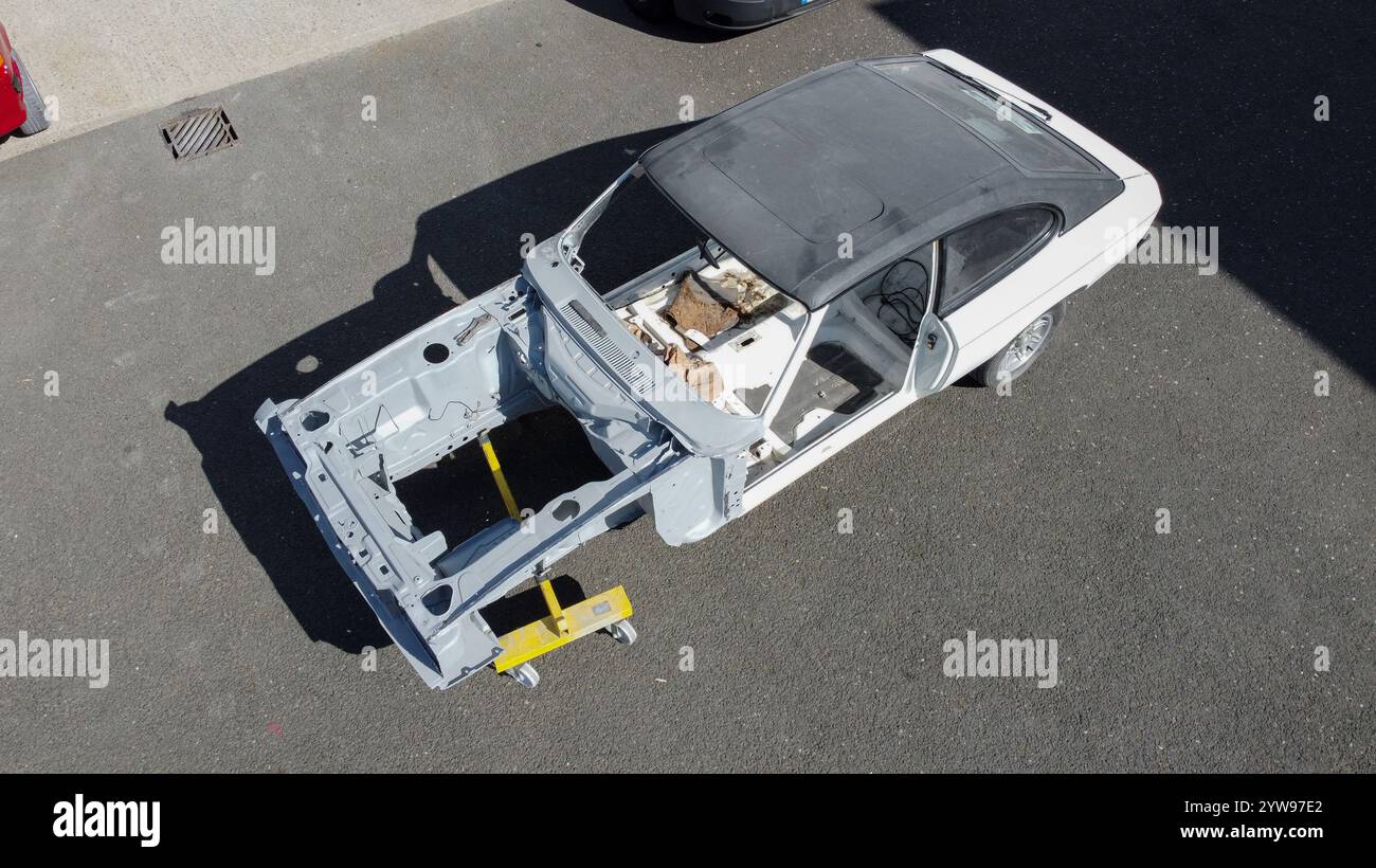 La serie televisiva "Minder" Ford Capri dopo che ha preso fuoco, causato da un guasto elettrico, è stata portata da uno specialista nel restauro di auto d'epoca nel Kent Foto Stock