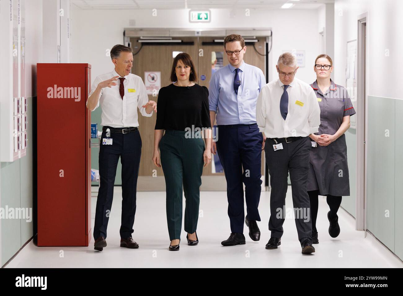 Il Cancelliere dello Scacchiere Rachel Reeves e il Segretario Capo al Tesoro Darren Jones camminano con l'amministratore delegato del Maidstone and Tunbridge Wells NHS Trust, Miles Scott (a sinistra), durante una visita al Maidstone Hospital per annunciare il lancio della fase 2 della revisione della spesa. Data foto: Martedì 10 dicembre 2024. Foto Stock