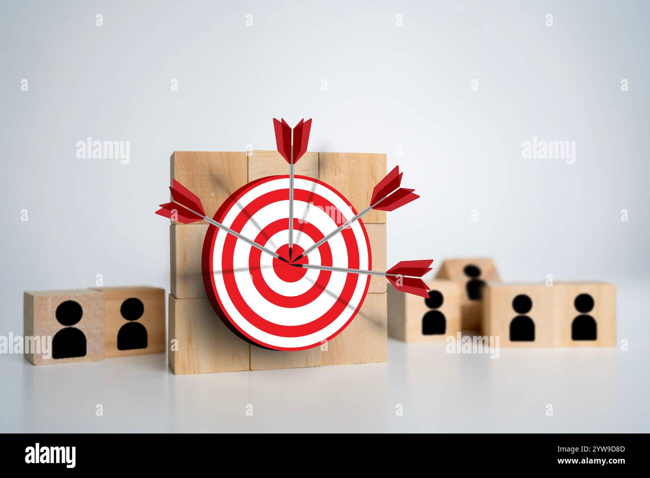 Collegamento di una tavola da disegno rossa e una freccia nera con icona umana per il gruppo di destinazione focalizzato sul cliente e il concetto di gestione delle relazioni con i clienti. Foto Stock