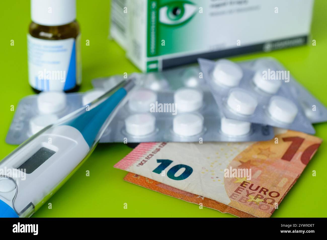 Immagine illustrativa-malattia costa 2025, vari tipi di farmaci e una banconota da 10 euro su sfondo verde .Photo ANP / Hollandse Hoogte / Stock Images Zeeland netherlands Out - belgio Out Foto Stock