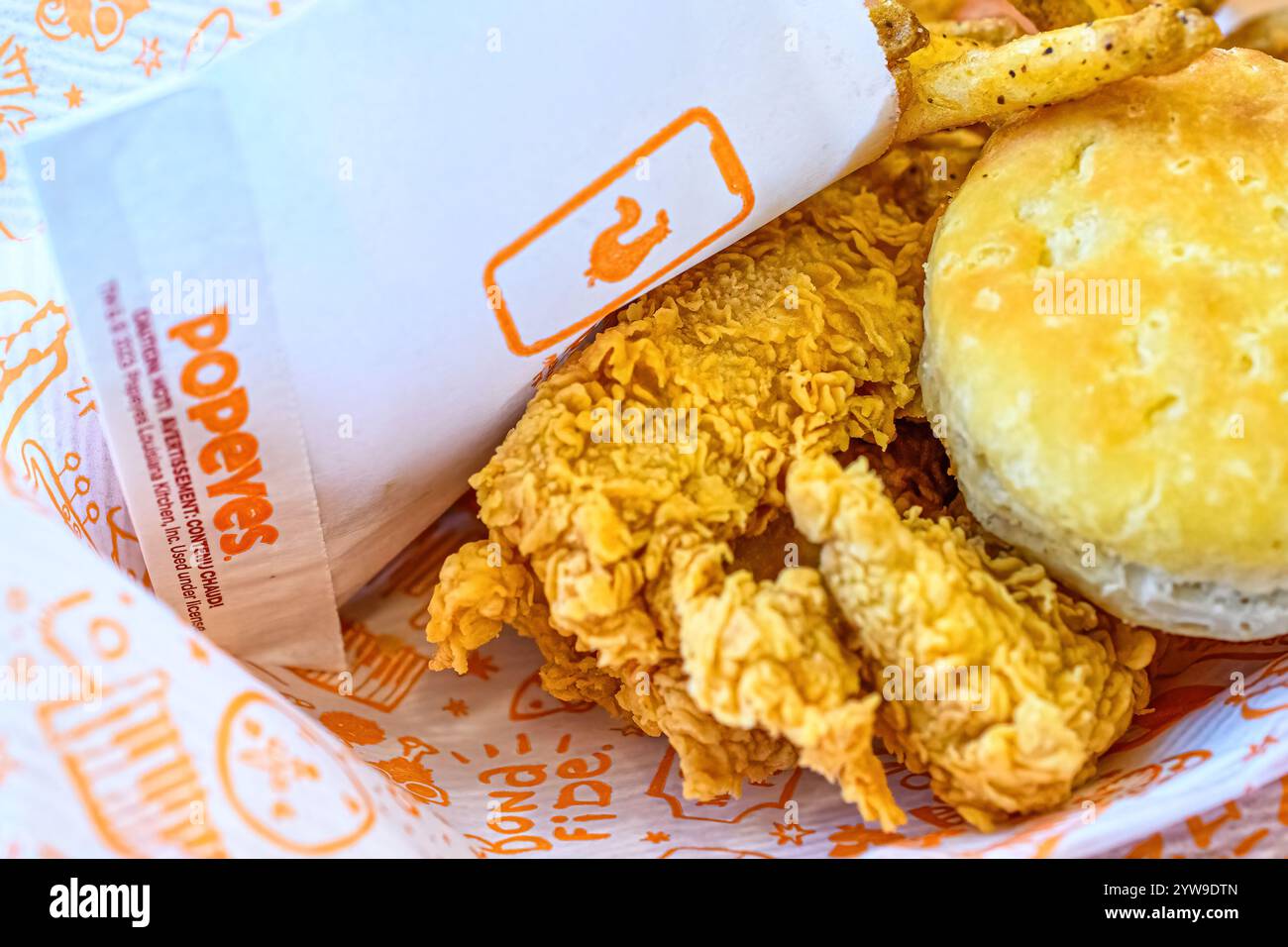 Toronto, Canada - 30 novembre 2024: Carne bianca cotta, pane e sacchetto di carta per patatine fritte. Scena in un fast food di braccio di ferro. Foto Stock