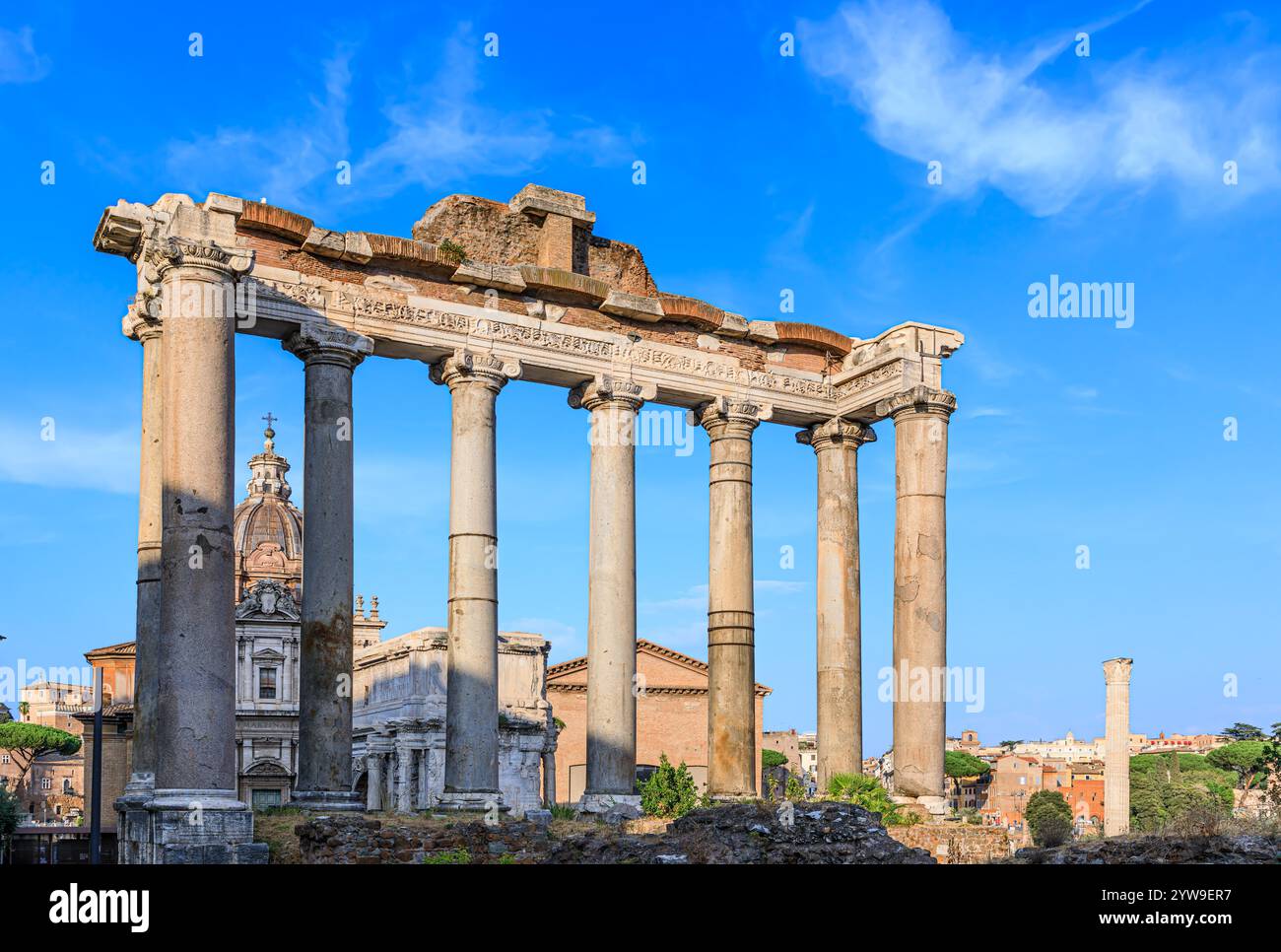 Foro Romano a Roma, Italia: Veduta del Tempio di Saturno. Foto Stock